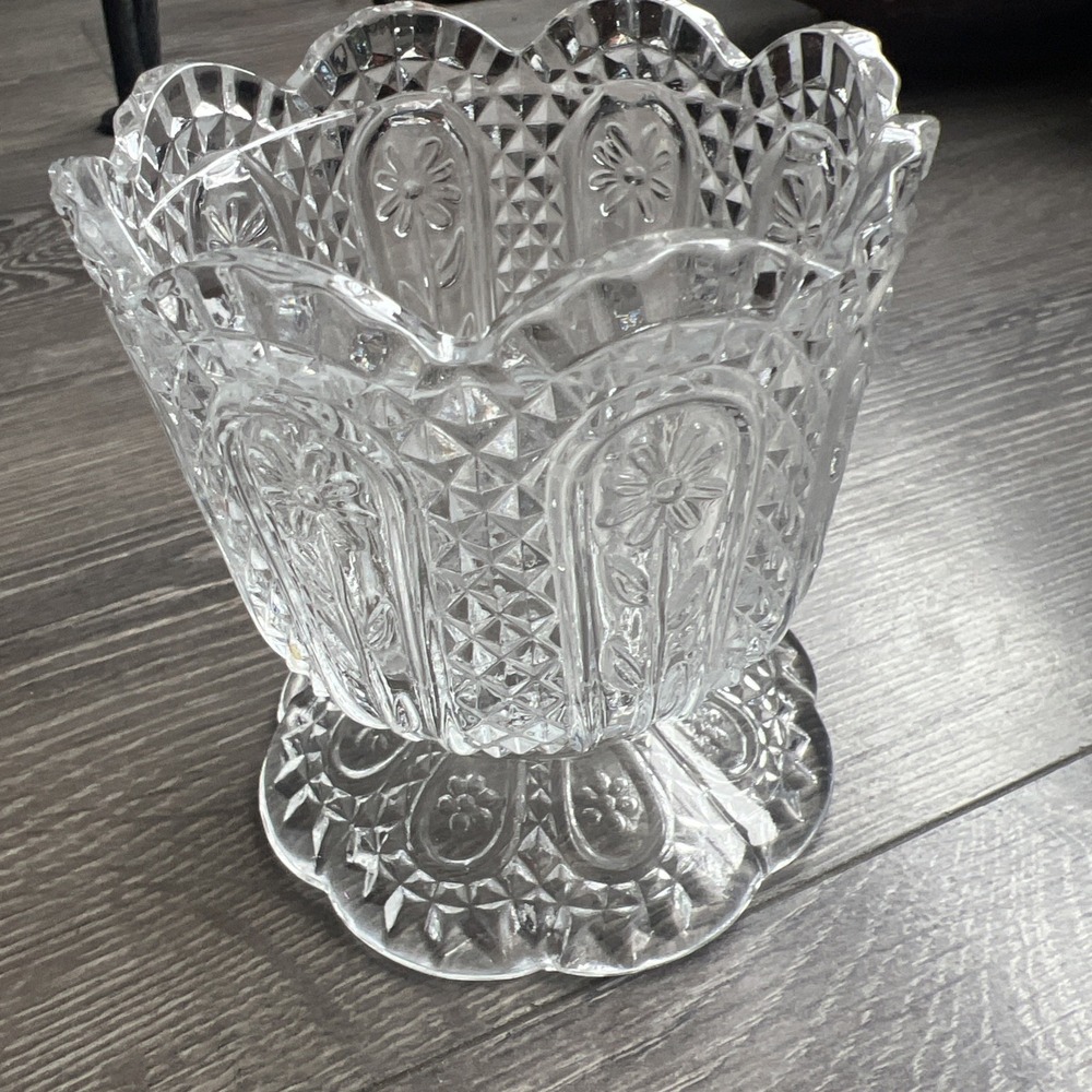 AVON CRYSTAL CLEAR GLASS FLOWER FOOTED CANDY DISH/ BOWL/ CANDLE HOLDER EUC - Picture 5 of 5